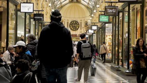 Royal-Arcade,-Melbourne,-Juli-2019-Historisches-Einkaufspassagengebäude-In-Melbourne---Beliebte-Touristenattraktion-In-Melbourne