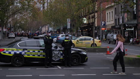 Las-Vidas-De-Los-Negros-Importan-La-Policía-De-Protesta-Pacífica-En-La-Barricada