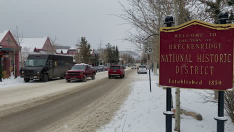 Imágenes-En-Cámara-Lenta-Del-Letrero-De-Breckenridge-Mientras-Los-Autos-Pasan