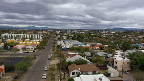 Tucson-Viertel-In-Arizona-Mit-Stimmungsvollem,-Stürmischem-Himmel---Aufsteigender-Drohnenschuss