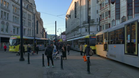 Menschen-In-Straßenbahnen-Im-Stadtzentrum-Von-Manchester