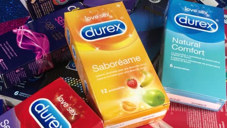 Diferentes-Tipos-De-Condones-Con-Sabor-Envasados-En-Cajas-De-Colores