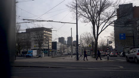 Una-Foto-Reveladora-De-Rotterdam-Eendrachtsplein-Con-Personas-Y-Autos-Pasando