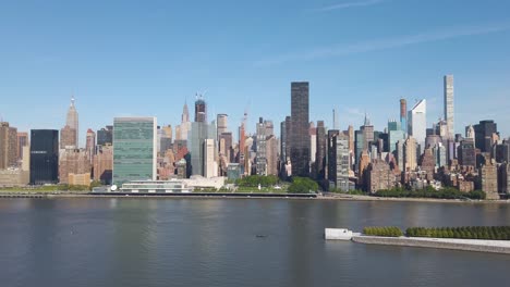 Toma-Panorámica-Del-Lado-Este-De-Manhattan-Filmada-Desde-La-Ciudad-De-Long-Island-En-Un-Día-Soleado-De-Verano