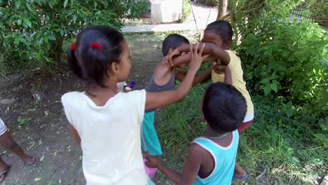 Niños-Pobres-Inocentes-Jugando-Y-Peleando-Entre-Ellos,-Amigos-Y-Hermanos,-Disfrutando-De-La-Infancia,-Cámara-Lenta