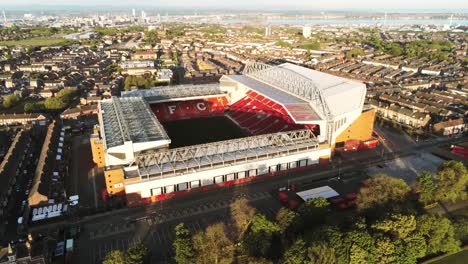 Icónico-Liverpool-Lfc-Anfield-Estadio-Campo-De-Fútbol-Vista-Aérea-Lento-Alejar-Revelar