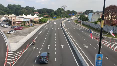 Straßen-In-Malaysia-Am-Morgen-Voller-Fahrzeuge-In-Einem-Ruhigen-Zustand-Zu-Ihren-Zielen