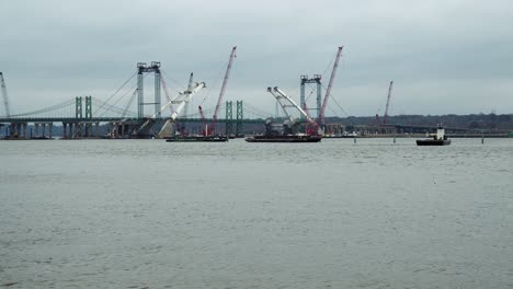 La-Construcción-Del-Puente-I-74-Sobre-El-Río-Mississippi-En-Las-Ciudades-Cuádruples-Demoras-Causadas-Por-Posibles-Errores-De-Diseño,-Escasez-De-Mano-De-Obra,-Disputas-Por-Contratos-Monetarios-Y-Mal-Tiempo