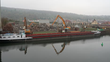 Excavadoras-Liebherr-Barco-De-Carga-Con-Chatarra