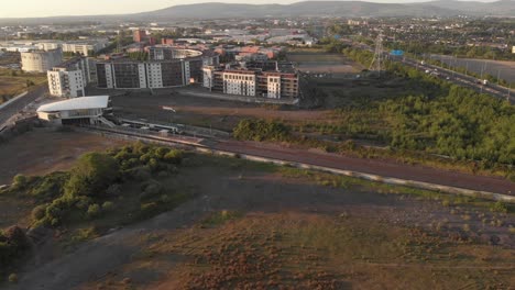 Tren-Que-Viaja-A-La-Ciudad-De-Kildare-Desde-Park-West-Industrial-Estate-Antena-De-Dublín