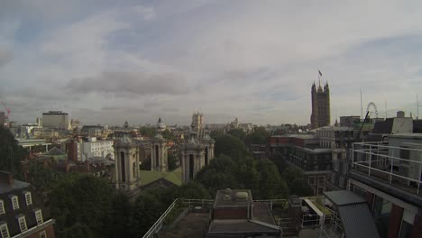 Lapso-De-Tiempo-En-La-Azotea-Sobre-Westminster,-Londres-Con-Nubes-Pasando-Contra-Cielos-Azules