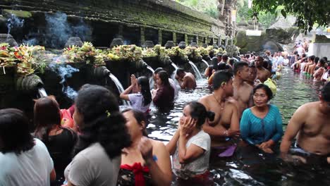 Gruppe-Asiatischer-Menschen,-Die-Ein-Rituelles-Bad-Im-Tempel-Der-Heiligen-Quelle-Nehmen