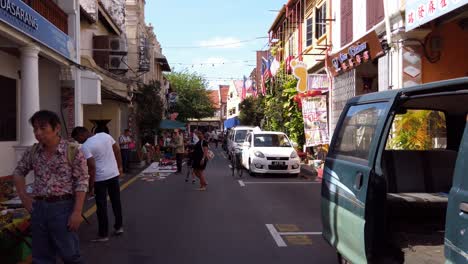 Gehen-Sie-Beim-Flohmarkt-Vor-Den-Ladenhäusern-In-Der-Malakka-Straße-Vorbei