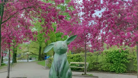 Los-Cerezos-En-Flor-Rodean-La-Escultura-De-Un-Conejo-De-Marianne-Lindberg-De-Geer