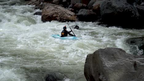 Zeitlupe-Eines-Kajakfahrers,-Der-Flussabwärts-In-Ecuador-Gegen-Stromschnellen-Kämpft,-Die-Nach-Dem-Aufprall-Auf-Einen-Felsbrocken-Umgedreht-Werden-Müssen