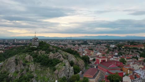 Fliegen-über-Einen-Der-Sieben-Hügel-In-Plovdiv,-Der-Kulturhauptstadt-Europas