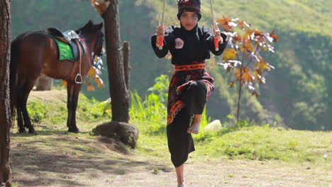 Una-Mujer-Joven-Practicando-Artes-Marciales-En-Una-Colina-Con-Un-Fondo-De-Caballo