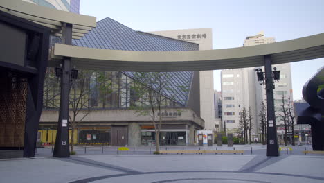 Klarer-Frühlingsmorgen,-Tokyo-Metropolitan-Theatre,-In-Ikebukuro,-Tokio,-Japan