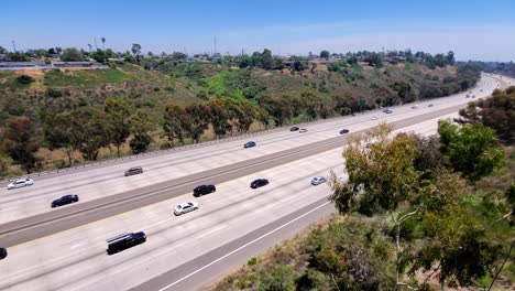 Highway-I805-In-Kalifornien-Mit-Geringem-Verkehr-Aufgrund-Der-Covid19-Pandemie,-Gesperrte-Aufnahme-Aus-Einem-Hohen-Winkel