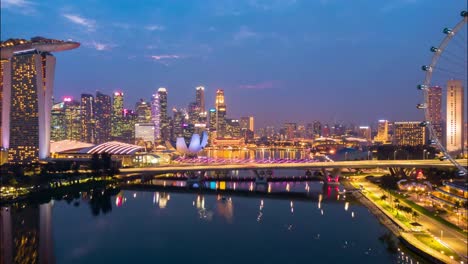 Impresionante-Hiperlapso-Aéreo-Del-Paisaje-Urbano-De-Singapur-Con-Famosas-Atracciones-Turísticas-En-Marina-Bay