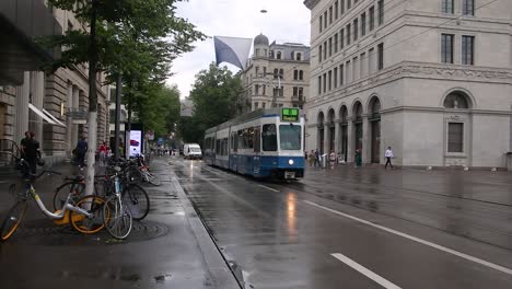 Tranvía-En-Bahnhofstrasse,-Zúrich,-Gente-Caminando,-Turismo-Turístico,-Compras