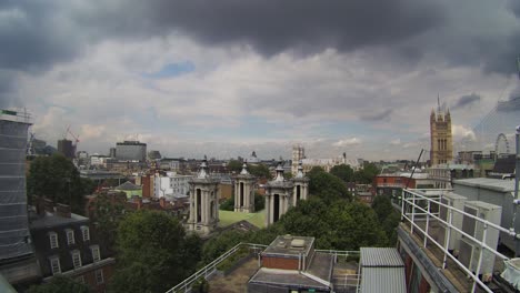 Zeitraffer-Auf-Dem-Dach-über-Dem-St.-John-Smith-Square-Mit-Dramatischen-Sturmwolken,-Die-Sich-Bilden