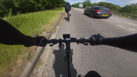 Punto-De-Vista-De-Los-Ciclistas-Que-Viajan-A-Lo-Largo-De-Edgware-Way-A41-Con-El-Tráfico-Pasando