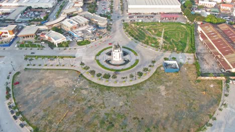 Toma-Aérea-Giratoria-Del-Lugar-Del-Círculo-En-La-Estatua-De-Bronce-Del-Arco-De-Emperador