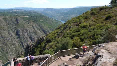 Turistas-En-El-Hermoso-Mirador-De-La-Ribeira-Sacra-España,-Todavía-Disparados