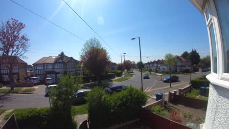 Lapso-De-Tiempo-Que-Muestra-Una-Vista-De-Gran-Angular-De-La-Soleada-Calle-Residencial-En-Harrow,-Londres,-Reino-Unido