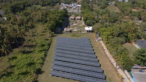 Riesiges-Solarpanel-Farmfeld-Bei-Sonnenschein-Auf-Einer-Exotischen-Insel