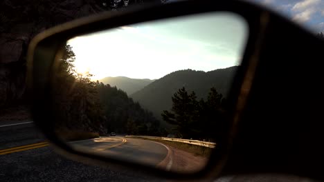 Blick-Auf-Die-Bergstraße-Im-Seitenspiegel-Eines-Autos