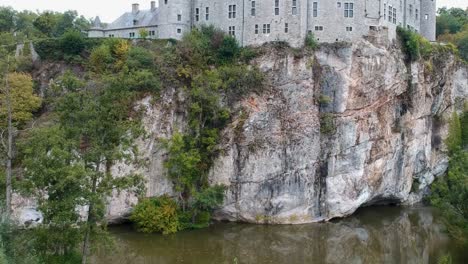 Erhebt-Sich-Nach-Oben-Und-Enthüllt-Die-Elegante-Mittelalterliche-Burg,-Die-Auf-Einer-Felsigen-Klippe-Thront