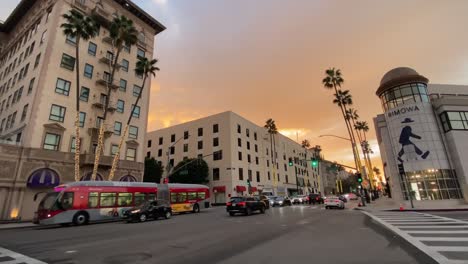 Blick-Auf-Den-Sonnenuntergang,-Rodeo-Drive-Kreuzung,-Auto-Und-Verkehr-Auf-Dem-Wilshire-Blvd