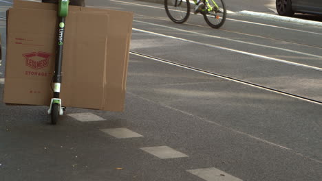 Persona-Lleva-Cajas-En-Scooter-Por-La-Carretera,-Sin-Rostros