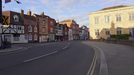 Tewksbury,-La-Principal-Calle-Histórica-De-Esta-Pequeña-Ciudad-Comercial-En-Inglaterra-En-Un-Día-Tranquilo-Y-Pacífico-En-La-Era-Covid-19