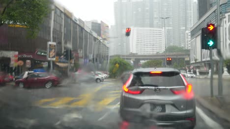 La-Vista-Desde-El-Interior-Del-Camión,-La-Atmósfera-De-Fuertes-Lluvias-En-La-Intersección-Del-Semáforo