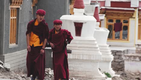 Dos-Monjes-Caminando-Por-Las-Aceras-De-Un-Monasterio-Para-Su-Práctica.