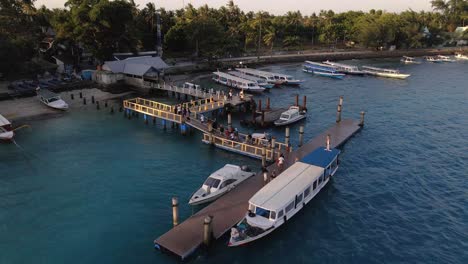 Sobrevuelo-Aéreo-Gili-Air-Dock-Pier-Mientras-Los-Turistas-Llegan-Después-De-Un-Recorrido-En-Barco-Por-El-Océano-índico