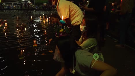 Thai-lady-in-mask-holds-the-Loy-Krathong-and-pray-at-night-during-Loi-Krathong-celebrations-in-Korat,-Thailand