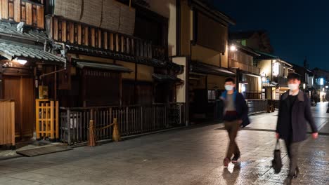 Lapso-De-Tiempo-En-El-Distrito-Gion-De-Kyoto-Con-Personas-Y-Tráfico-Durante-La-Noche---Lapso-De-Tiempo