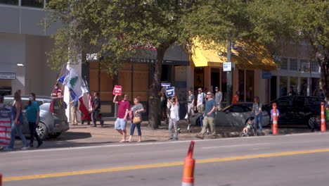 Los-Partidarios-De-Trump-Marchan-En-Protesta-Por-Los-Resultados-De-Las-Elecciones-Presidenciales-De-2020-En-El-Centro-De-Austin,-Tx----4k