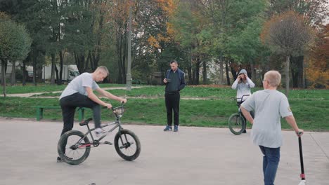 Skatepark-Junge-Nimmt-Per-Telefon-Einen-Jungen-Mann-Auf,-Der-BMX-Fährt