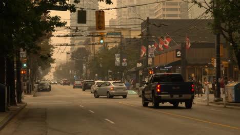 Incendios-Forestales-Que-Causan-Smog-En-Las-Calles-De-Robson-Y-Burrard-En-El-Centro-De-Vancouver,-Canadá,-Con-Una-Escena-De-Tráfico-Moderado-Durante-El-Día---Toma-Amplia