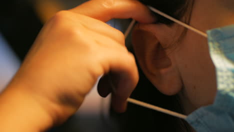 Mujer-Se-Puso-La-Banda-Elástica-De-La-Mascarilla-En-La-Oreja