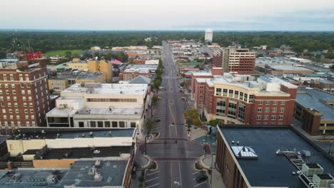 Coronavirus-Konzept---Leere-Städtische-Innenstadtstraßen-In-Columbia,-Missouri---Drohnenflugansicht-Aus-Der-Luft