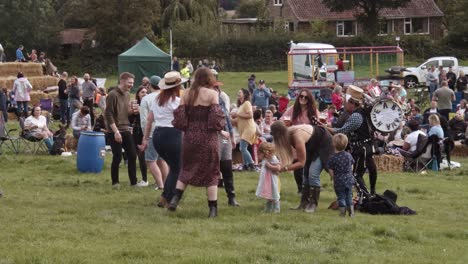 Women-dance-and-have-fun-with-one-man-band,-Rotherham-festival