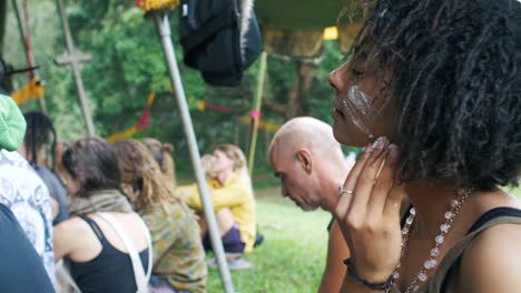 Frau,-Die-Gesichtsbemalung-Beim-Outdoor-Feierlichkeitsfest-Aufträgt