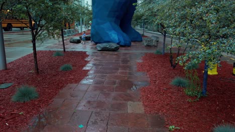 Hochkippende-Aufnahme-Der-Großen-Blauen-Bärenskulptur-Von-Denver-Im-Regen