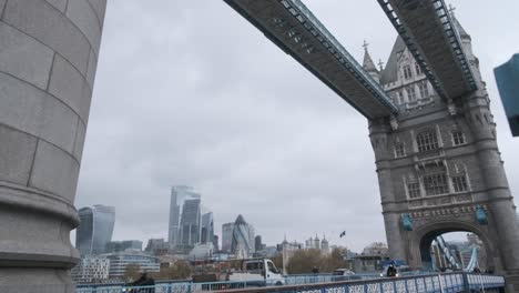 Weitwinkelaufnahme-Der-Tower-Bridge-In-London-An-Einem-Regnerischen,-Bewölkten-Tag-Mit-Masken-Für-Covid-19